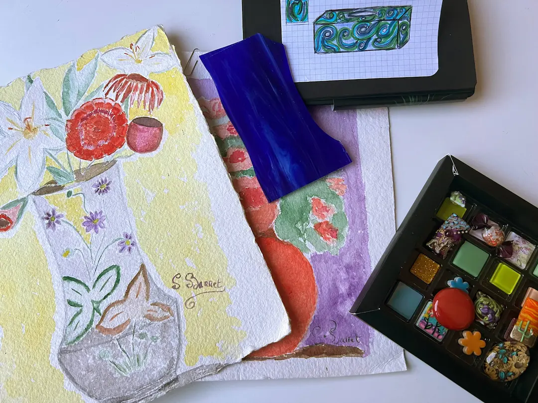 Image - Dessins et émaux de briard sur un bureau.