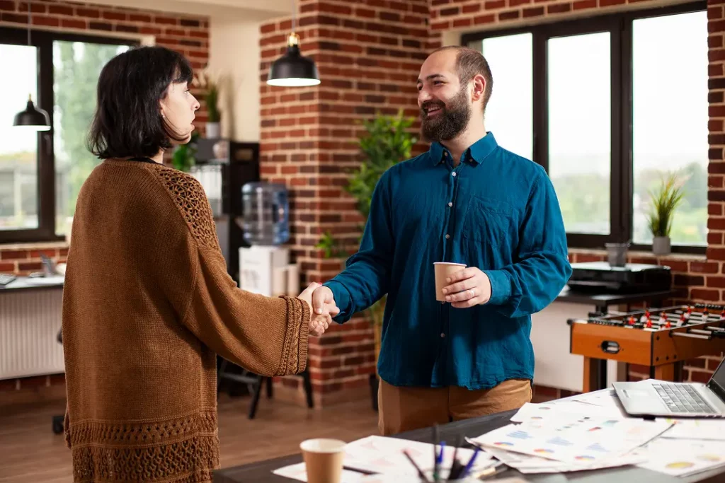 Image - Une cliente serre la main à un professionnel.