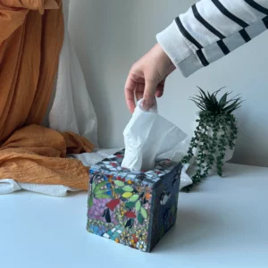 Image - Un main prend un mouchoir dans la Mosabox Alice.