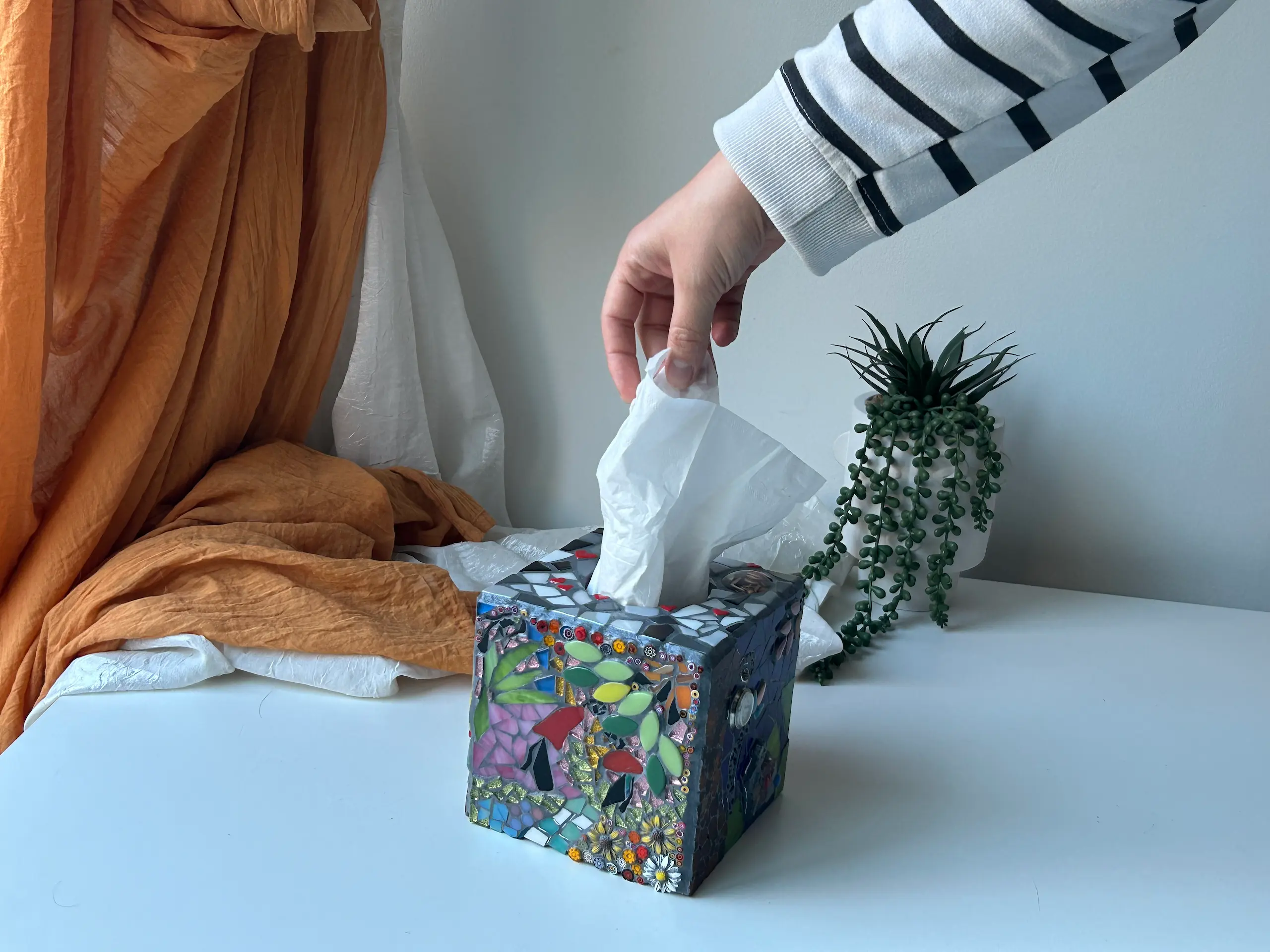 Image - Un main prend un mouchoir dans la Mosabox Alice.