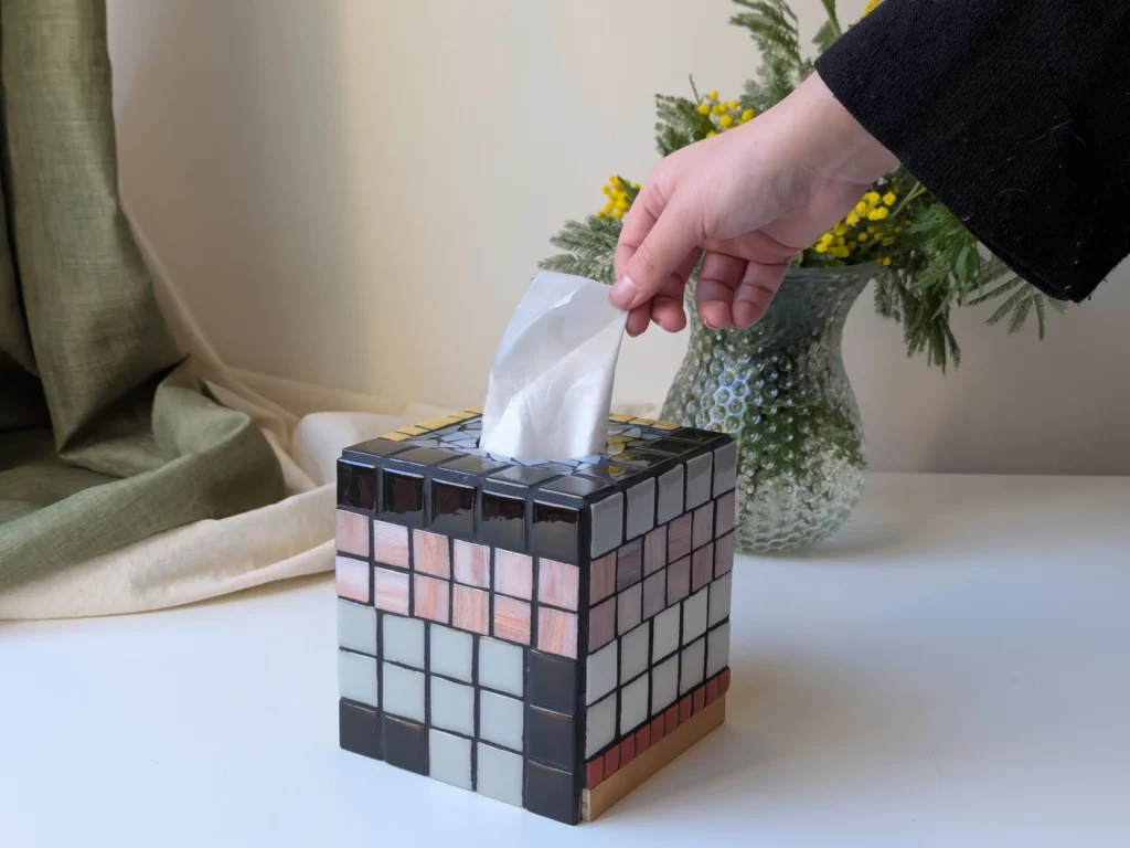 Image - Un main prend un mouchoir dans la Mosabox annees folles.