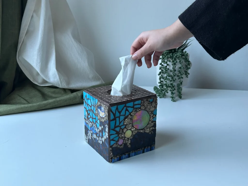 Image - Un main prend un mouchoir dans la Mosabox pays bleu.