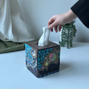 Image - Un main prend un mouchoir dans la Mosabox pays bleu.