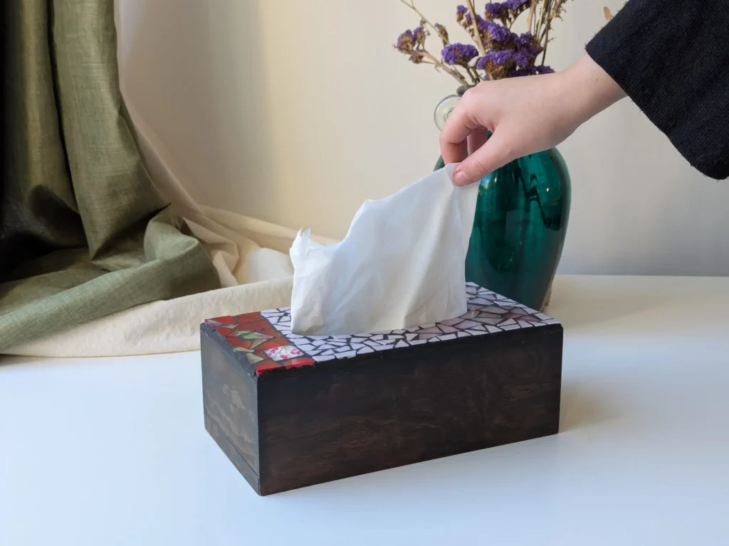 Image - Un main prend un mouchoir dans la Mosabox coquelicot.