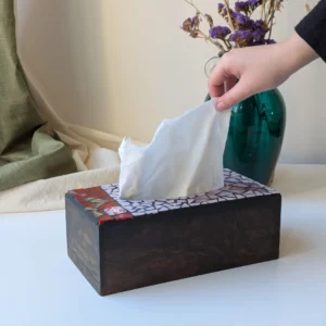 Image - Un main prend un mouchoir dans la Mosabox coquelicot.