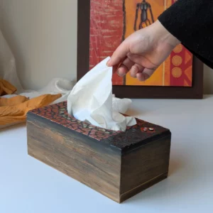 Image - Un main prend un mouchoir dans la Mosabox milleflori.