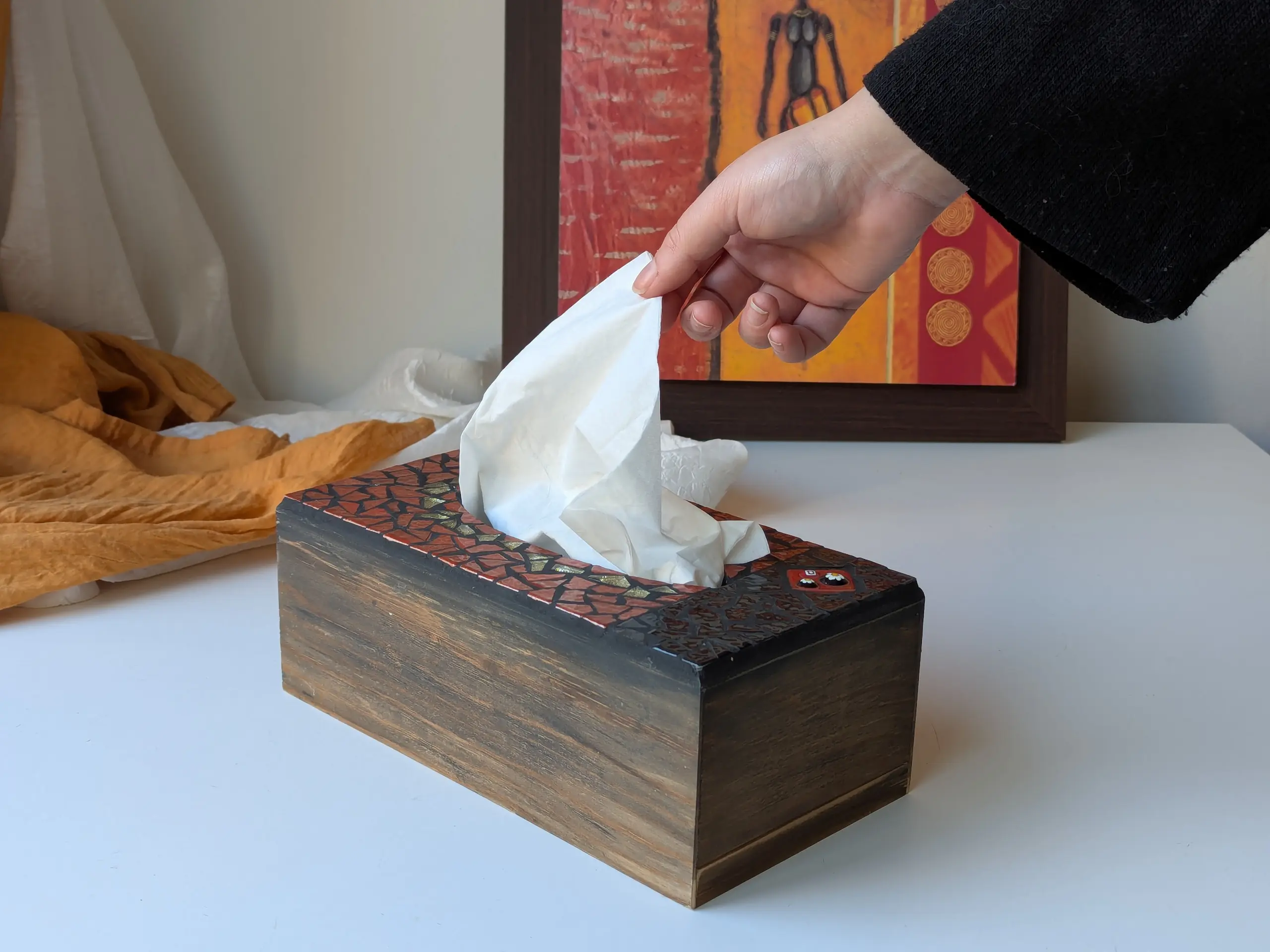 Image - Un main prend un mouchoir dans la Mosabox milleflori.