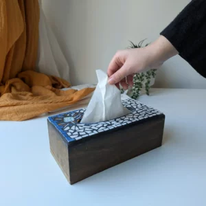 Image - Un main prend un mouchoir dans la Mosabox fleur sauvage.